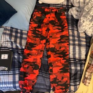 Camo cargo pants with seatbelt buckle belt